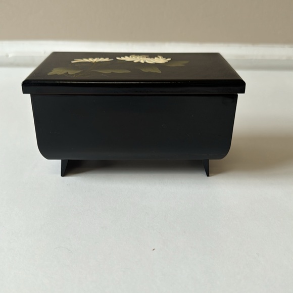 Black Japanese floral pattern lacquer musical jewelry box - Picture 3 of 10